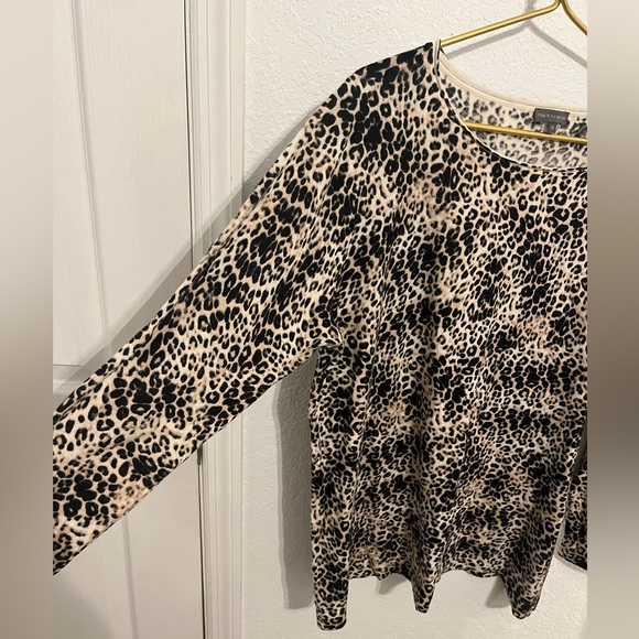 Vince Camuto size 2X animal print sweater - Picture 4 of 5